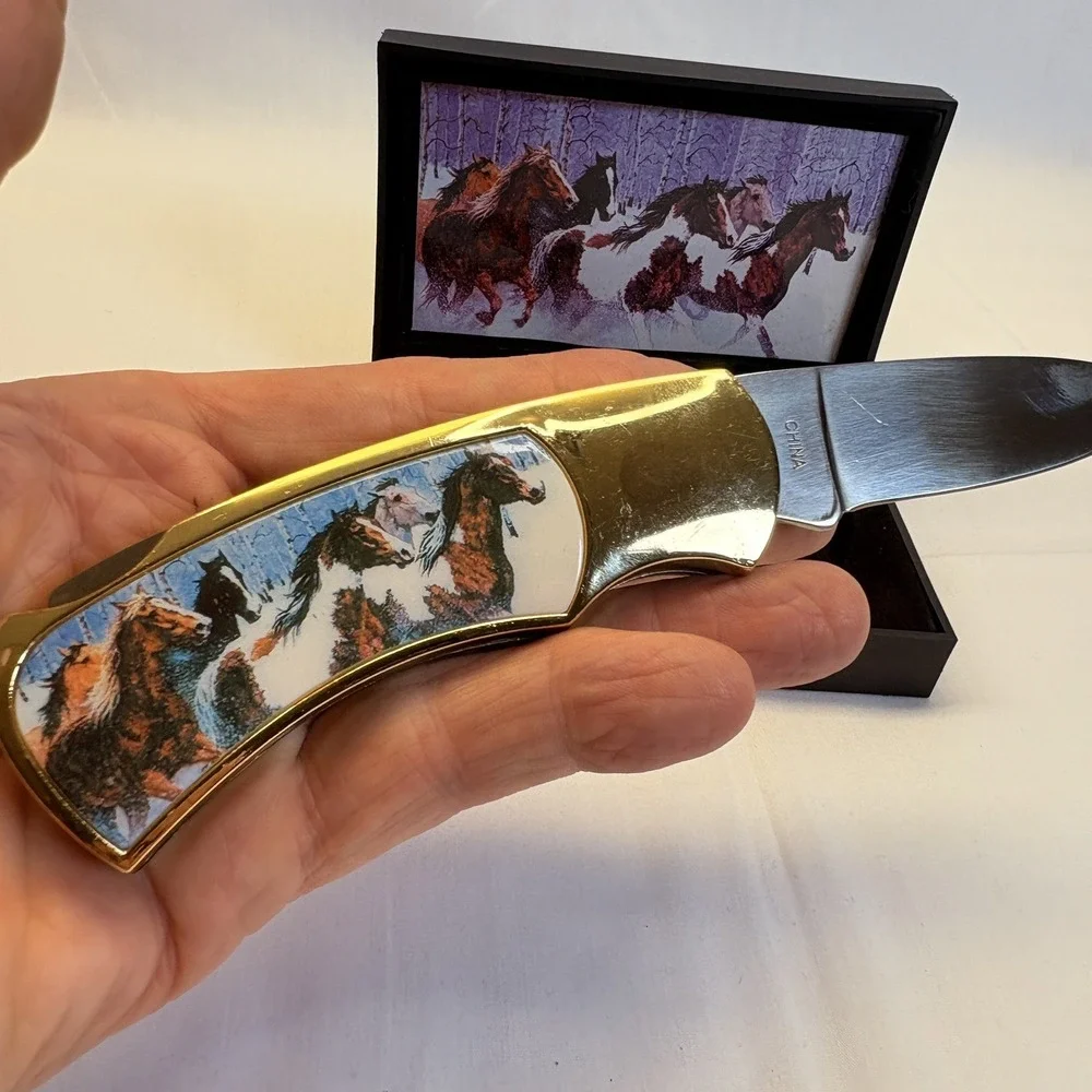 Horse And Horses Graphic Gold Tone Display Lock Knife Drop Point S2-461